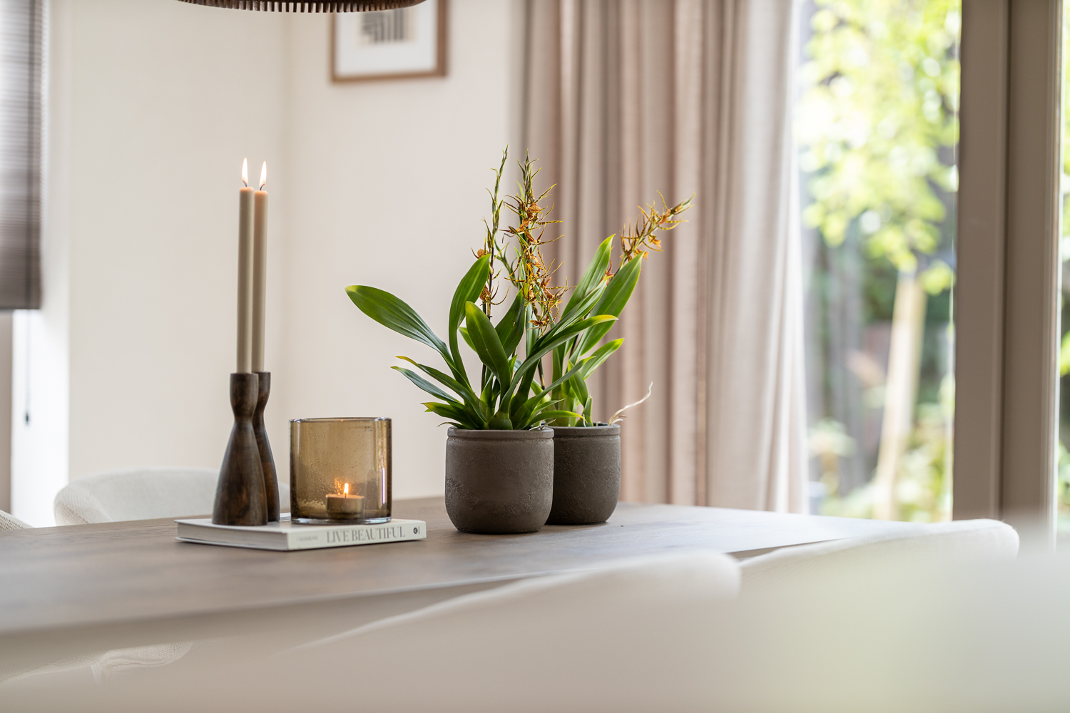 Een fijne thuiswerkplek maak je met orchideeën